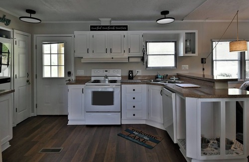 Piney Flats House | Boone Dockers-3 bed/2 bath lake front house with amazing views/lake access.