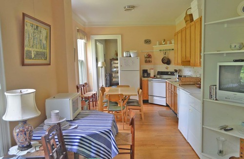 Manchester-by-the-Sea House | Booth Cottage: Private Path to Singing Beach