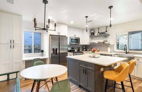 Austin House | Boots & Bachelorettes -Sleeps 10