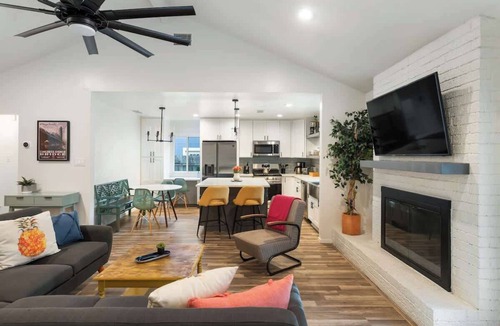 Austin House | Boots & Bachelorettes -Sleeps 10
