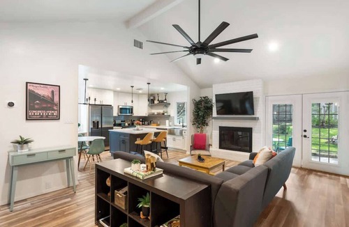 Austin House | Boots & Bachelorettes -Sleeps 10