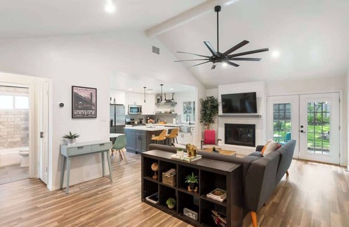 Austin House | Boots & Bachelorettes -Sleeps 10
