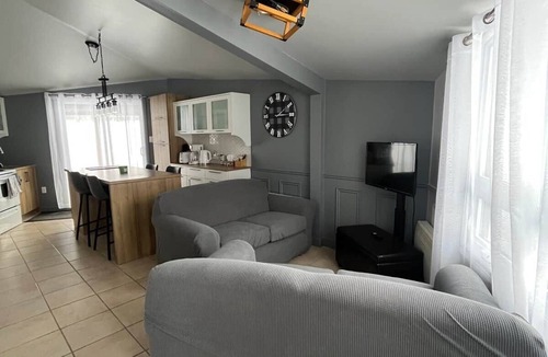 Val-Brillant Apartment | Bord de Lac, tranquille, 2 chambres, animaux acceptés, avec AC à Val-Brillant.