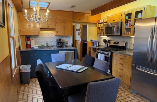 Manitou Springs Cottage | Borders Cog Railway, Manitou Incline, Barr Trail ~ Private Drive ~ HOT TUB!
