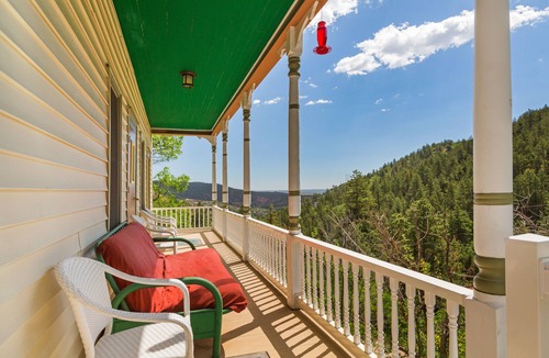 Manitou Springs Cottage | Borders Cog Railway, Manitou Incline, Barr Trail ~ Private Drive ~ HOT TUB!