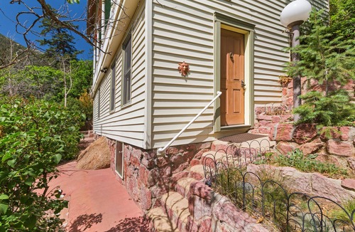 Manitou Springs Cottage | Borders Cog Railway, Manitou Incline, Barr Trail ~ Private Drive ~ HOT TUB!