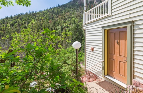 Manitou Springs Cottage | Borders Cog Railway, Manitou Incline, Barr Trail ~ Private Drive ~ HOT TUB!