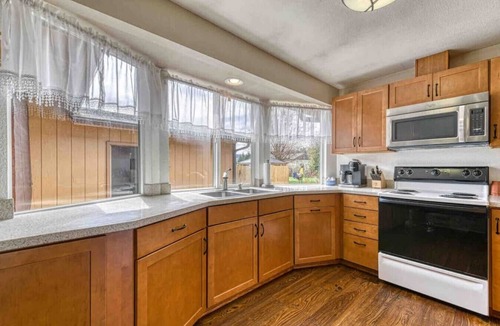 Bonney Lake House | Bo’s Valley Farmhouse with Hot Tub