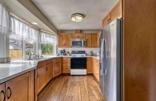 Bonney Lake House | Bo’s Valley Farmhouse with Hot Tub