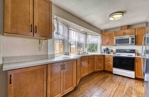 Bonney Lake House | Bo’s Valley Farmhouse with Hot Tub