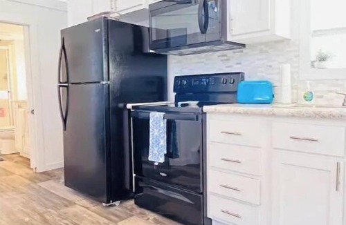 Granbury Cottage | Bosque Azul. A one bedroom tiny home with a loft.