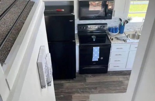 Granbury Cottage | Bosque Azul. A one bedroom tiny home with a loft.