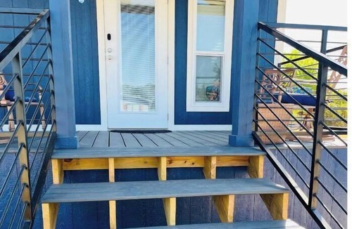 Granbury Cottage | Bosque Azul. A one bedroom tiny home with a loft.