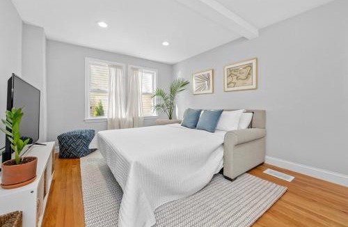 Thompson Square - Bunker Hill Apartment | Boston Condo With FREE Parking
