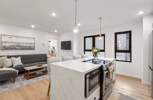 Jeffries Point Apartment | Boston Skyline Stay | 1BR + City Views