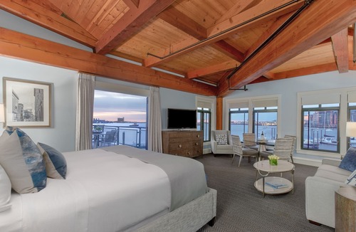 Waterfront Hotel | Boston Yacht Haven Inn & Marina