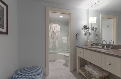 Waterfront Hotel | Boston Yacht Haven Inn & Marina