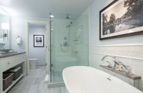 Waterfront Hotel | Boston Yacht Haven Inn & Marina