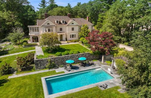 Dedham House | BostonArea Executive Estate for 31 Days w Pool