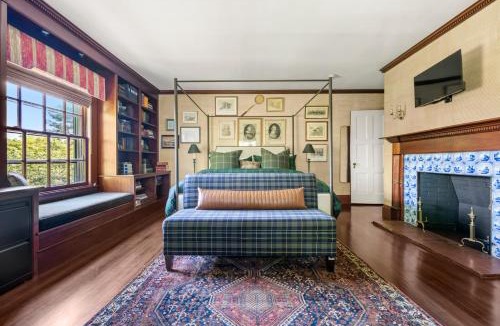 Dedham House | BostonArea Executive Estate for 31 Days w Pool