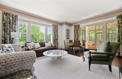 Dedham House | BostonArea Executive Estate for 31 Days w Pool