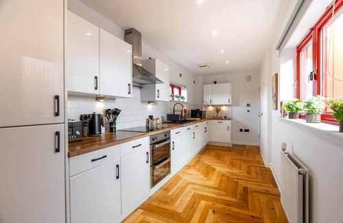 North West House | Botanic House - 3BR Home - Private Parking