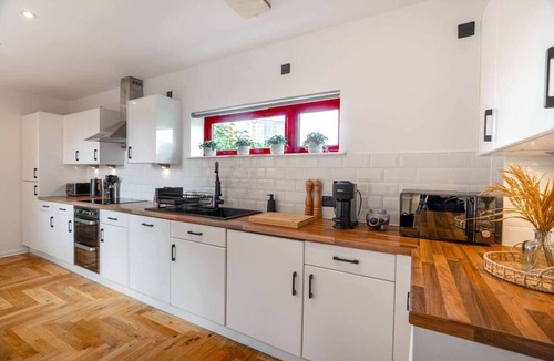 North West House | Botanic House - 3BR Home - Private Parking