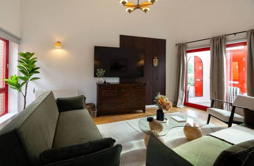 North West House | Botanic House - 3BR Home - Private Parking