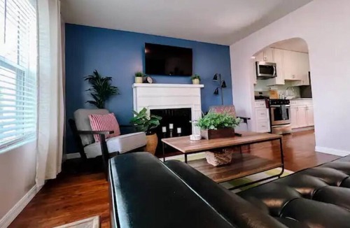 Huntington House | Botanical Bungalow Deck, gas grill & fireplace!
