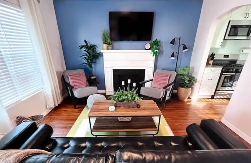 Huntington House | Botanical Bungalow Deck, gas grill & fireplace!
