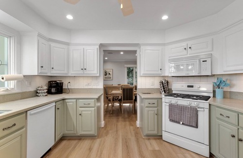 Lancaster House | Botanical Garden Escape on the River - with a Pool