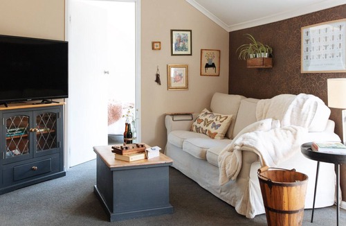 Mount Eliza Cottage | Botanical hideaway|pool| beach box| campfire