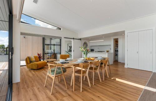 Waipahihi House | Botanical Oasis - Taupo