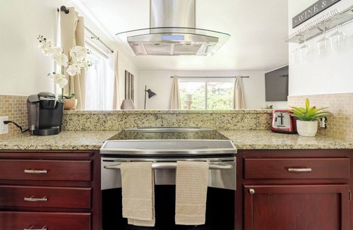 North Creek House | Bothell Retreat · King Bed, Office, Fast WiFi+W/D