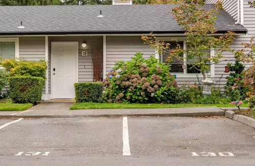 North Creek House | Bothell Retreat · King Bed, Office, Fast WiFi+W/D