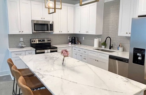 Lafayette House | Boudreaux House+KING Bed+Full Kitchen+65" TV+WiFi
