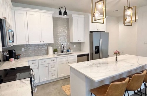 Lafayette House | Boudreaux House+KING Bed+Full Kitchen+65" TV+WiFi
