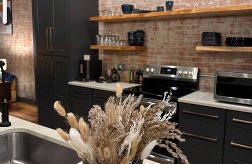 Marion Condo | Boujee on Third: 2-bedroom condo in Beautiful Downtown Marion