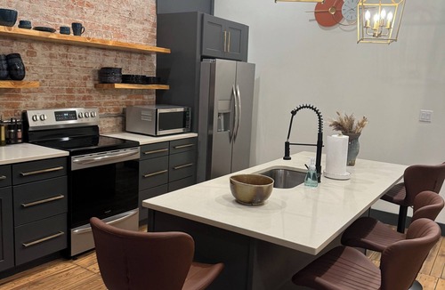 Marion Condo | Boujee on Third: 2-bedroom condo in Beautiful Downtown Marion