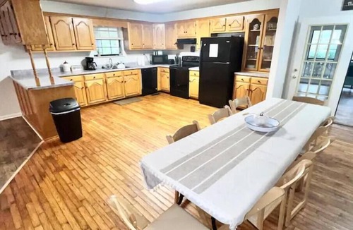 Albertville House | Boulder Cabin: 7 Beds, Arcade, Inflatables & More!
