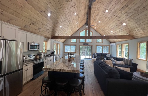 Lake Harmony Estates House | Boulder Field Manor ~ Sleeps 26 -Beach Access ~ Hot Tub!