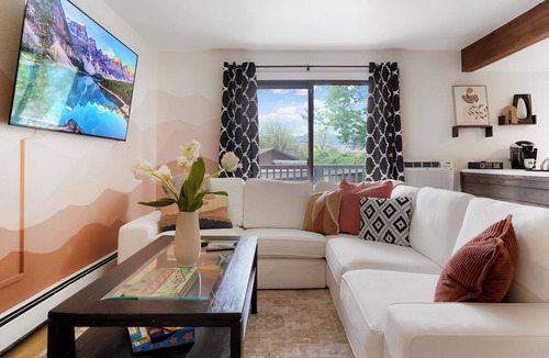 East Boulder Condo | Boulder Retreat w/Pool & Mountain Views