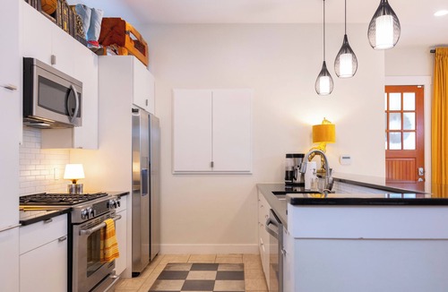 Bouldin House | Bouldin Creek Retreat | Putting Green + Walkable to SoCo