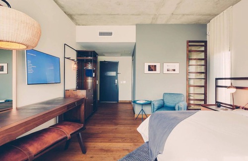 Travis Heights Hotel | Bouldin Room with City Views and King Pillowtop Bed