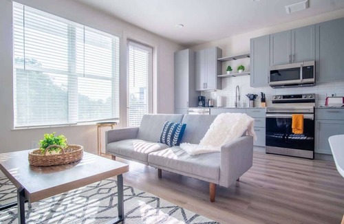 Dallas Apartment | Boulevard Stays Comfortable 1BR Suite w Pool, Parking, Gym 03