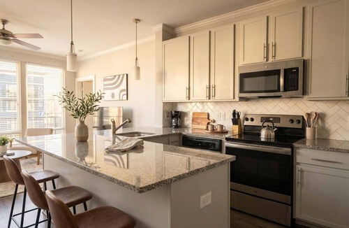 West End Apartment | Boulevard Stays Midtown 1BR Pool, Gym, Parking 07