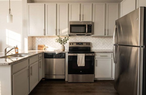West End Apartment | Boulevard Stays Midtown 1BR Pool, Gym, Parking 07