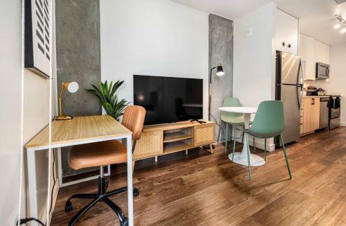Evans Churchill Apartment | Boulevard Stays Modern Highrise STU Sky Pool Parking Gym 09