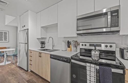 Evans Churchill Apartment | Boulevard Stays Modern Highrise STU Sky Pool Parking Gym 09