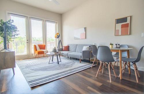 Richardson Apartment | Boulevard Stays Nature Escape 2BR Suite Gym Pool Parking